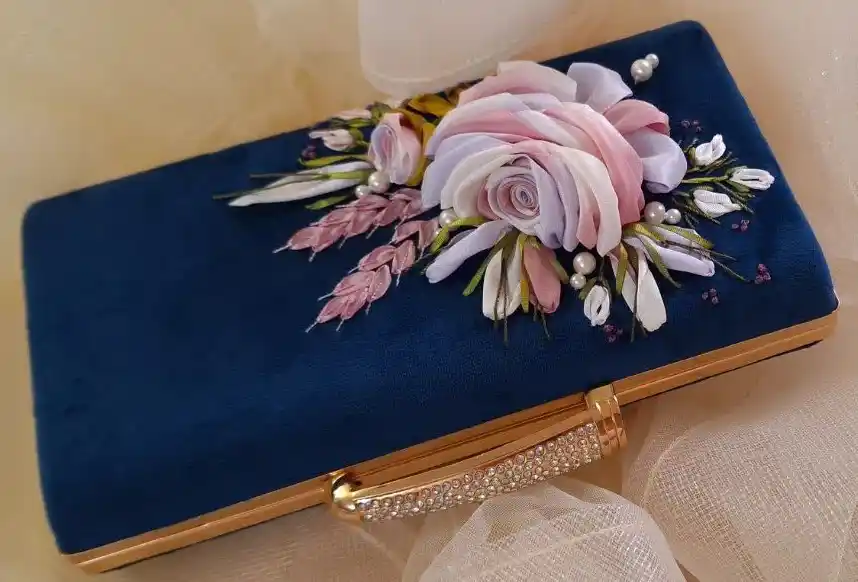 کیف زنانه روباندوزی شده مدل دسته تلفنی مخمل کالیفرنیای سرمه ای