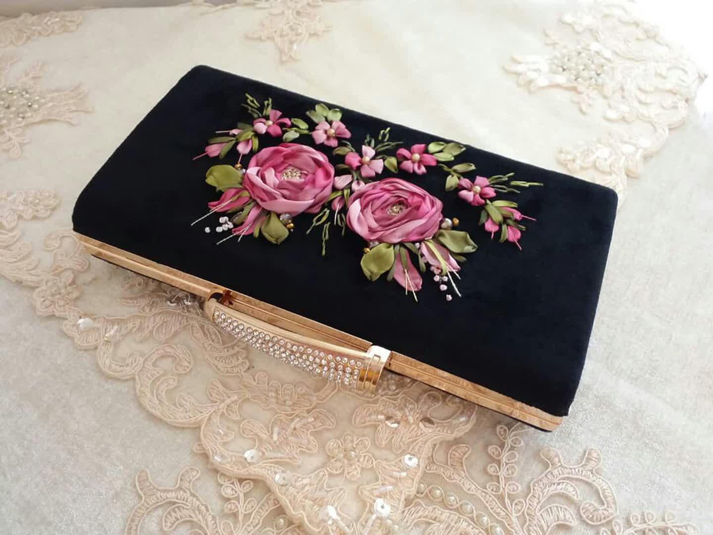 کلاچ ربان دوزی شده دو گل رز درشت صورتی