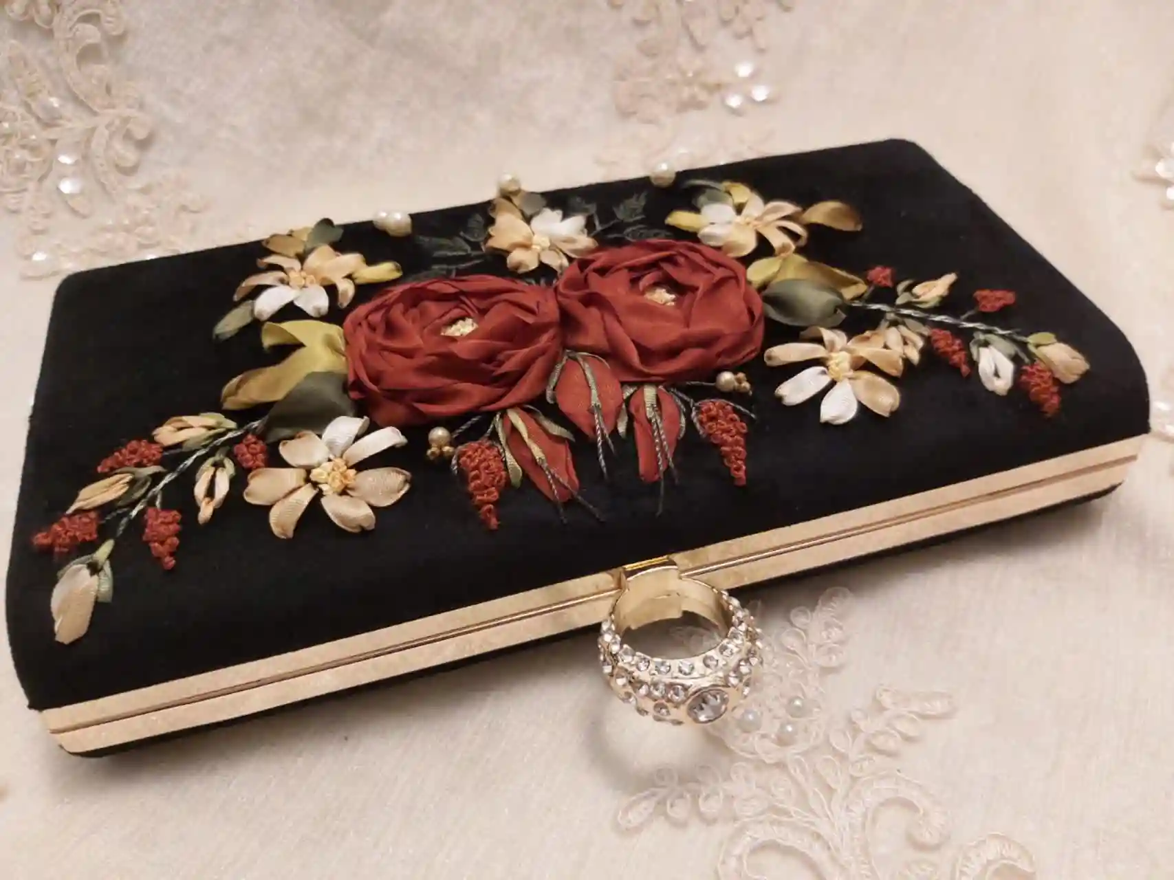 کیف انگشتری روبان‌ دوزی؛ یک انتخاب خاص برای مهمانی و مراسم