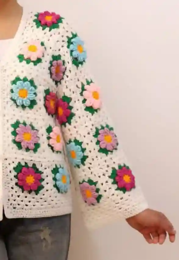فیلم ژاکتِ زنانه بافت موتیفیِ گلهای بهاری با قلاب