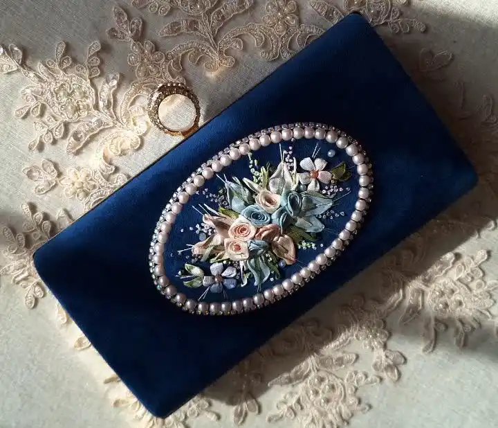 کیف زنانه کلاچ مجلسی مدل ملکه قاب انگشتری مخمل کالیفرنیا سرمه ای