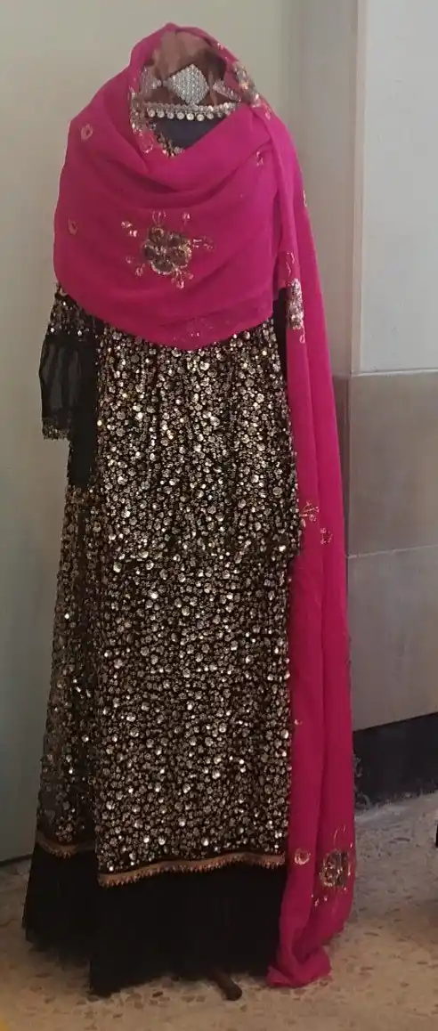 لباس سنتی لری زنانه دخترانه با طرحی متفاوت