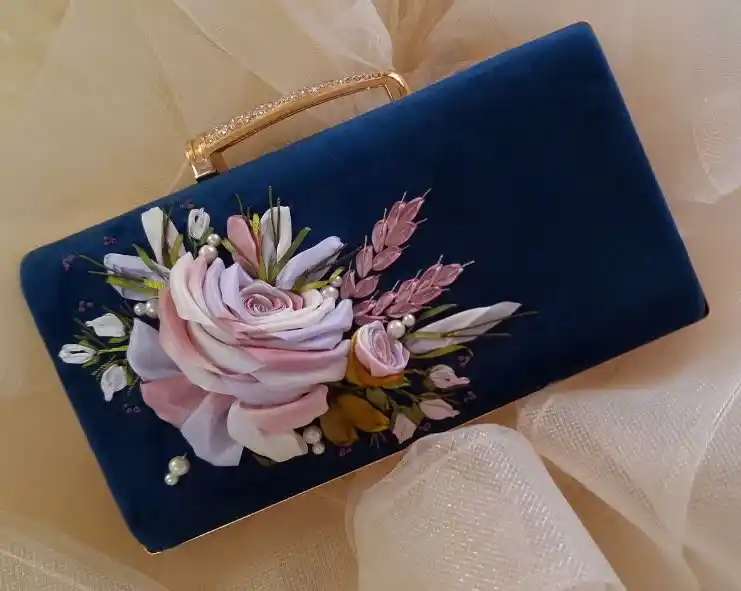 کیف زنانه روباندوزی شده مدل دسته تلفنی مخمل کالیفرنیای سرمه ای