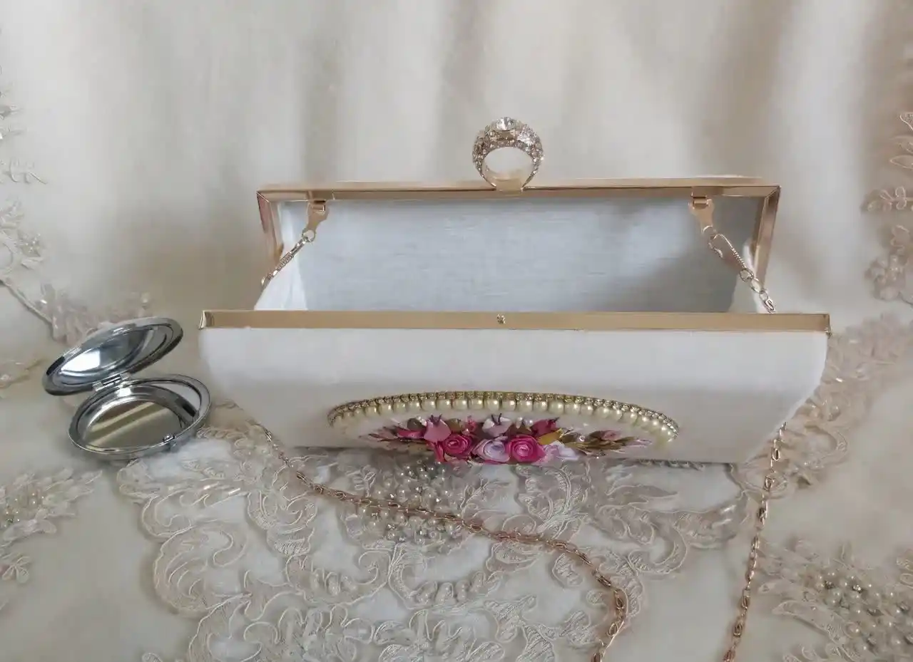 کیف کلاچ مجلسی روبان‌ دوزی گل رز باز شده با نمایش فضای داخلی