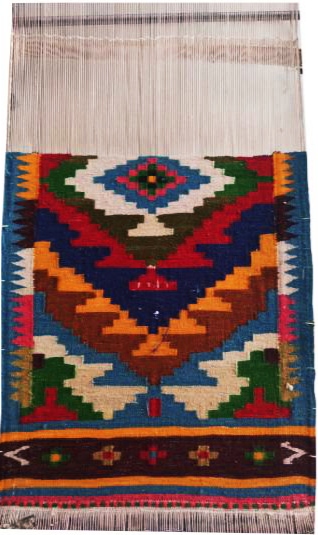 آخرین گلیم بافی ساده جریره(طلعت) آخرین گلیم دستباف خانگی جریره که نیمه کاره بافته شد .