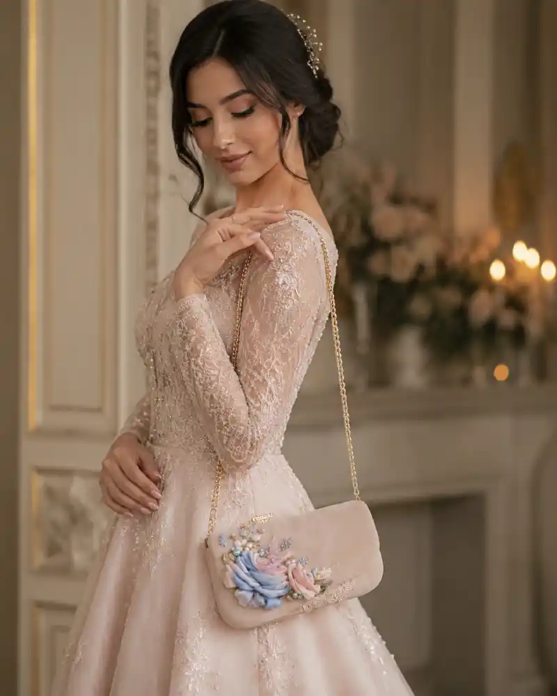 تصویر سازی کیف کلاچ روبان دوزی شده رو دوشی مخمل کالباسی clutch از غرفه حریر گالری