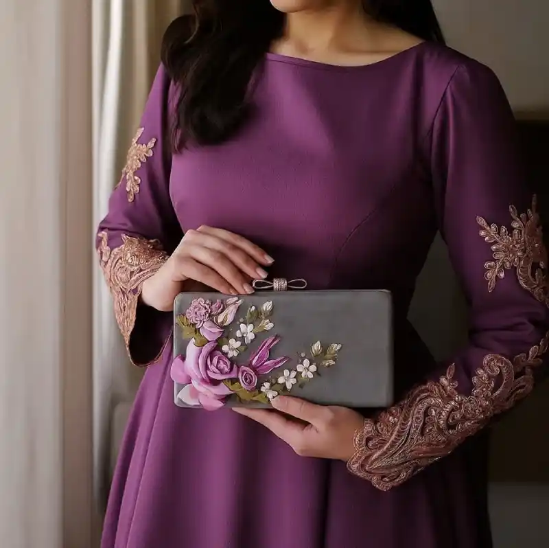 تصویر سازی کیف کلاچ روبان دوزی شده برجسته مخمل طوسی clutch از غرفه حریر گالری