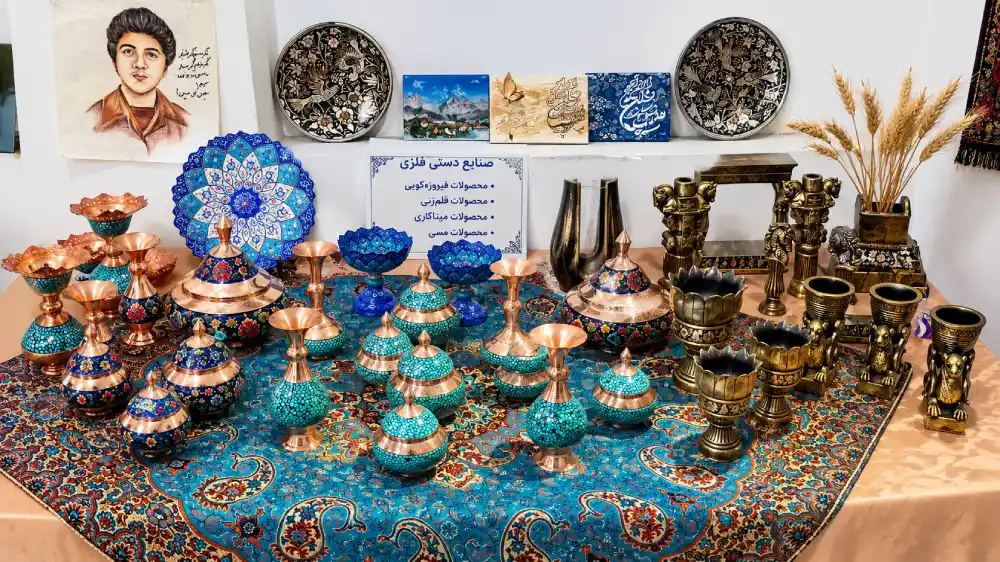 صنایع فلزی (قلم کاری- فیروزه کوبی- میناکاری) غرفه ای در میراث فرهنگی در چادگان